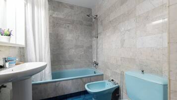 Toalhas de banho, sabonete, shampoo