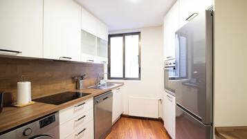 Geladeira, micro-ondas, fogão, cooktop