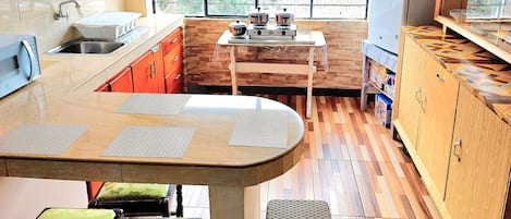 Kühlschrank, Mikrowelle, Mixer, Kochgeschirr/Geschirr/Besteck