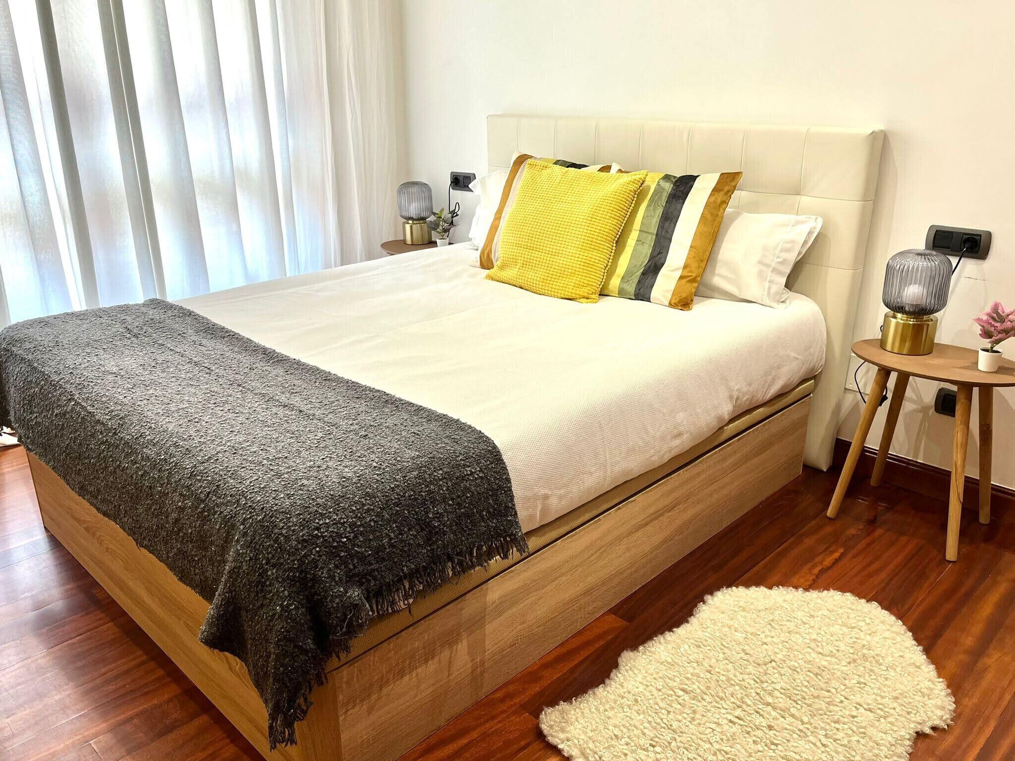 Iron/ironing board, free WiFi, bed sheets