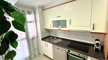 Wasserkocher mit Kaffee-/Teezubehör, Kühlschrank, Mikrowelle, Ofen