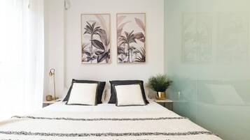 Tabla de planchar con plancha, wifi gratis, ropa de cama