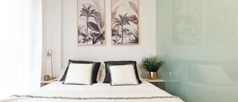 Tabla de planchar con plancha, wifi gratis y ropa de cama