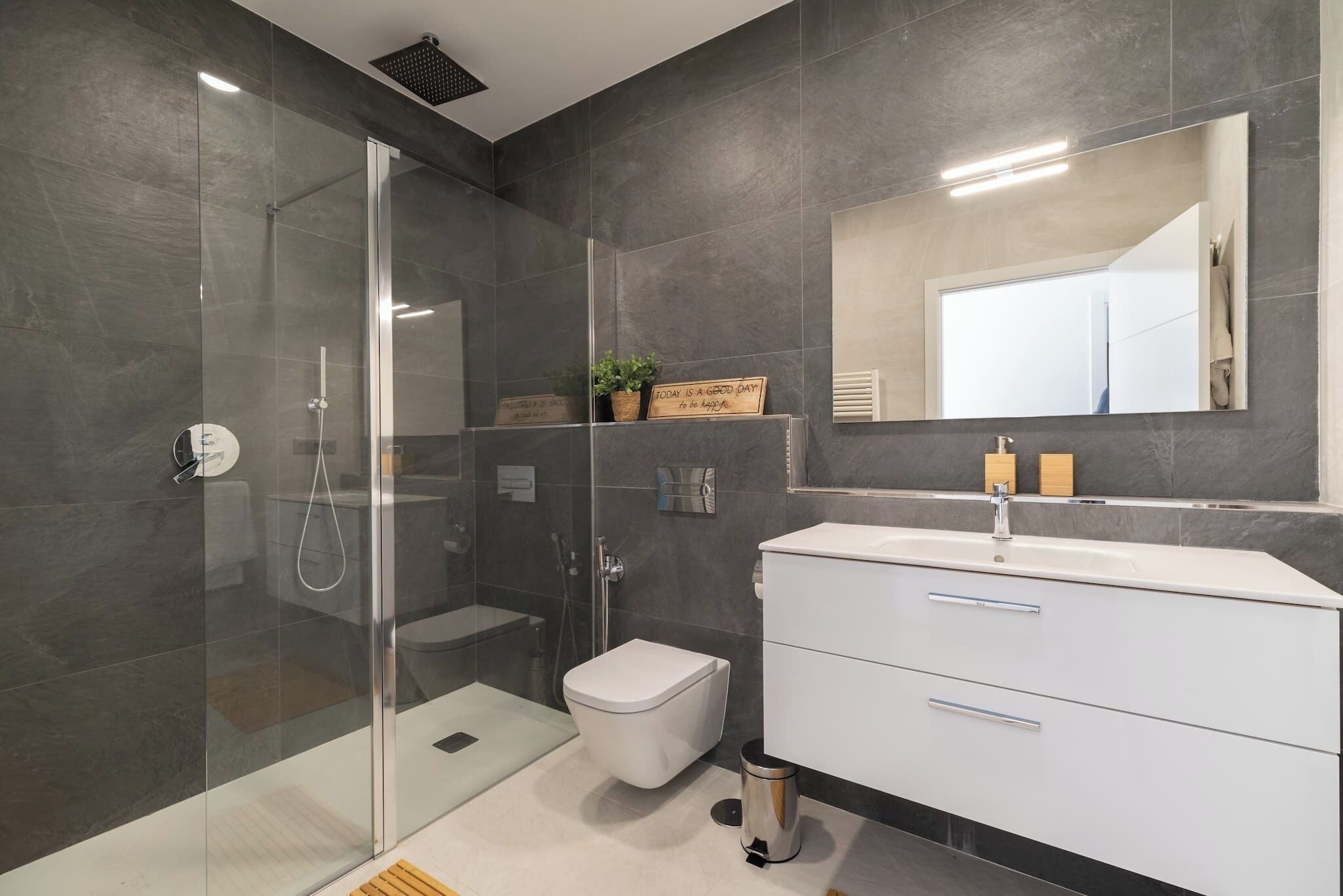 Douche, serviettes fournies, savon, shampoing