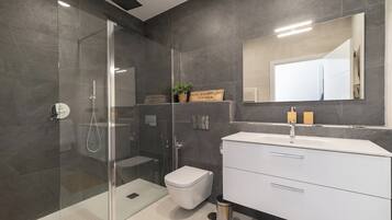 Douche, serviettes fournies, savon, shampoing