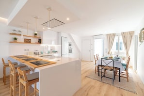 Réfrigérateur, four à micro-ondes, un four, surface de cuisson