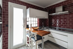 Een koelkast, een microgolfoven, een oven, een vaatwasser