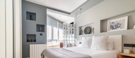 Iron/ironing board, free WiFi, bed sheets