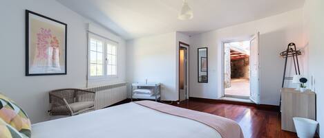 5 habitaciones, tabla de planchar con plancha y wifi gratis