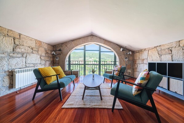 Televisie en een open haard