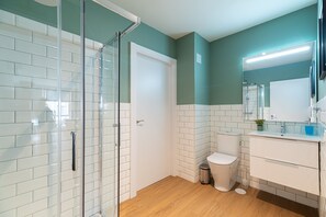 Shower, hair dryer, towels - Sol Color Suites (Vigo)