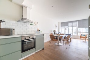 Kjøleskap, mikrobølgeovn, ovn og kaffetrakter/tekoker