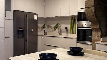 Frigorífico, microondas, horno y cafetera o tetera