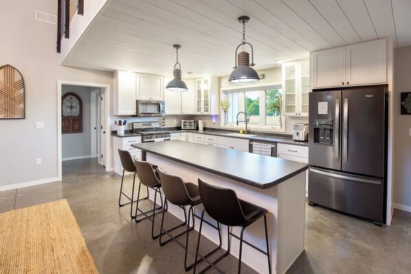 Kjøleskap, mikrobølgeovn, ovn og kokeplater