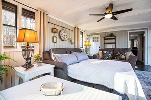 1 bedroom, iron/ironing board, travel crib, free WiFi - Riverside Retreat- A small cabin for big memories! (Webster)