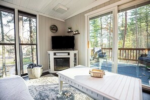 Een smart-tv en een open haard