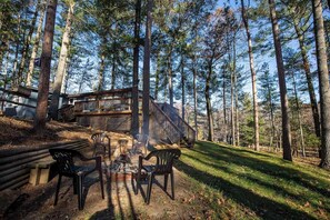 Outdoor dining - Riverside Retreat- A small cabin for big memories! (Webster)