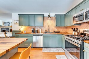 Réfrigérateur, micro-ondes, plaque de cuisson, lave-vaisselle