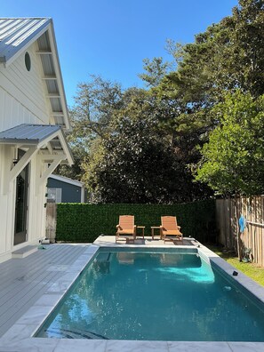 Una piscina al aire libre, una piscina climatizada