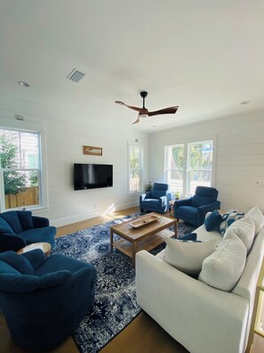 Smart TV, chimenea, libros, impresora