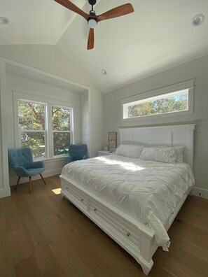 4 dormitorios, caja fuerte, escritorio y tabla de planchar con plancha