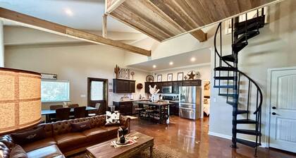 The Vine - Modern, Rustic Barndominium on Vineyard with Private Lake, Sleeps 10
