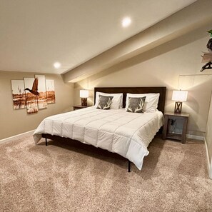 5 bedrooms - The Vine - Modern, Rustic Barndominium on Vineyard with Private Lake, Sleeps 10 (New Ulm)