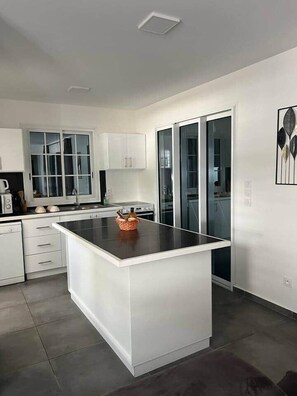 Fridge, microwave, oven, stovetop - Villa Le Roc de Malendure (Bouillante)