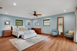 2 bedrooms, desk, travel crib, free WiFi