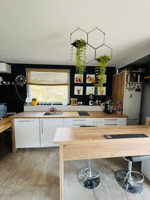Frigorifero, microonde, lavastoviglie, macchina per tè/caffè