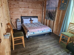 4 bedrooms, desk, WiFi, bed sheets