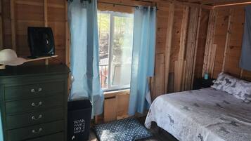 4 bedrooms, desk, WiFi, bed sheets