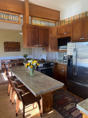 Fridge, microwave, oven, stovetop - Spacious modernized 5-bedroom farmhouse on vineyard (Oakley)