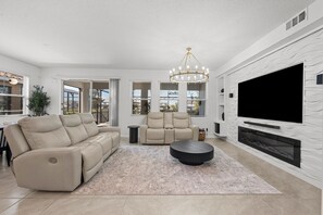 Téléviseur connecté, foyer, jeux vidéo, table de baby-foot