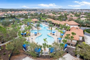 Una piscina al aire libre, una piscina climatizada