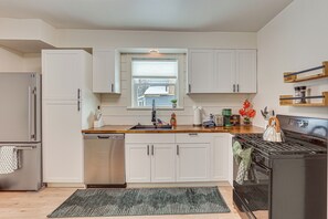 Fridge, microwave, stovetop, dishwasher