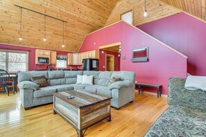 TV, books - Snowmobiling On-Site: Secluded Vermont Getaway (Morgan)