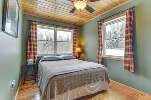3 bedrooms, desk, internet, bed sheets