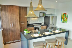 Frigorifero, microonde, forno, piano cottura