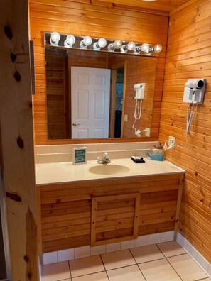 Shower, free toiletries, hair dryer, towels - Lost Arrow Resort (Gladwin)