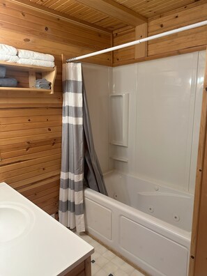 Deluxe Cabin, 2 Bedrooms, Lake View | Bathroom - Lost Arrow Resort (Gladwin)
