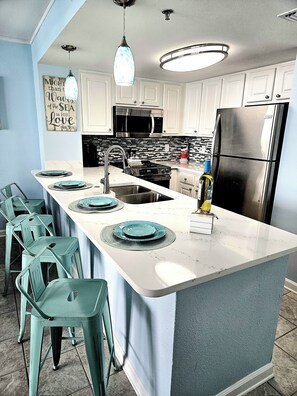 Kylskåp, mikrovågsugn, ugn och spishäll