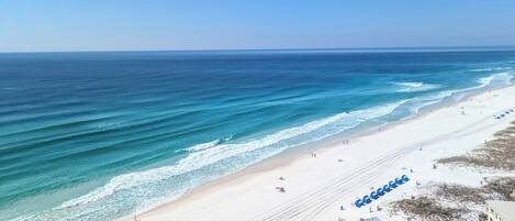 Rannalla, aurinkotuoleja, rantapyyhkeitä