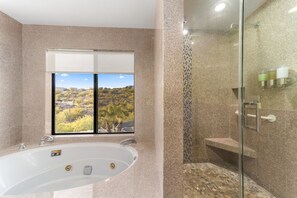 Shower, jetted tub, bidet, towels - Time-Out in Tucson! Heated Pool / Hot Tub / Game Room / Fire Pit / Pickleball (Tucson)