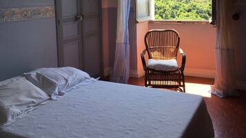 8 chambres, fer et planche Ă repasser, Wi-Fi, draps fournis