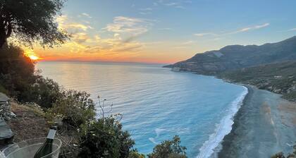 Large house facing the sea, close to the beach