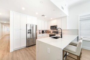 Refrigerador, microondas, horno, placa de cocina