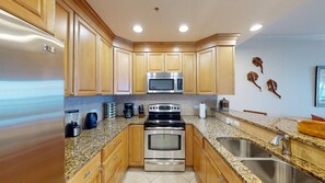 雪櫃、微波爐、焗爐、爐具