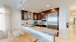 Kjøleskap, mikrobølgeovn, ovn og kokeplater