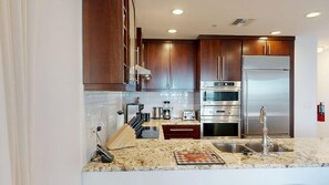 Een koelkast, een magnetron, een oven, een kookplaat